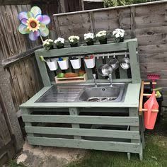 Outdoor Play Kitchen, Mud Kitchen For Kids, Outdoor Sink, Backyard Kids Play Area, Diy Mud Kitchen, Play Kitchens, Diy Playground, Outdoor Sinks, Kids Outdoor Play