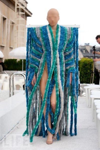 Tinsel girl, so fashion forward Camp Fashion, Outrageous Fashion, Extreme Fashion, Sculptural Fashion, Crazy Outfits, Fashion Fail, Weird Fashion, Fashion Pictures, Fashion Art