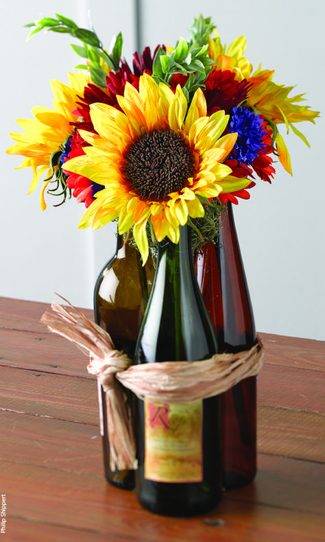 20 Divine Wine Bottle Centerpiece Ideas That Will Impress You Wine Bottle Vases, Italian Party, Wine Bottle Centerpieces, Sunflower Vase, 50th Birthday Party Decorations, Party Table Centerpieces, Bottle Centerpieces, Tafel Decor, Deco Nature