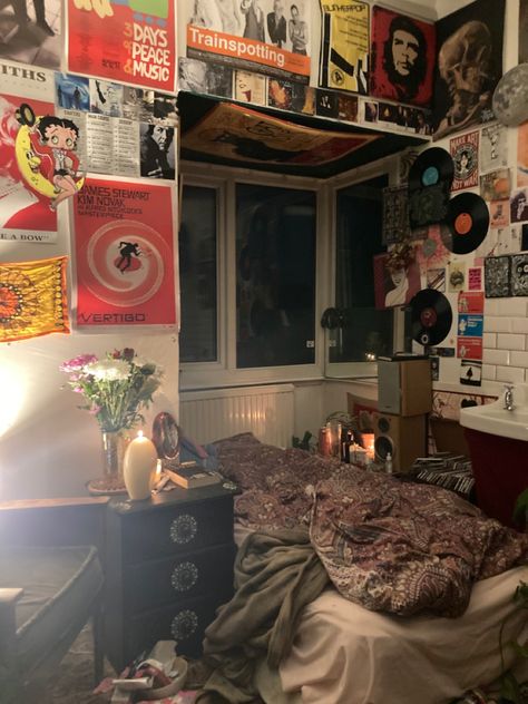 Kay Stratford Room, 90s Punk Bedroom, Asthmatic Room Ideas, Retro Room Ideas Bedroom, Junos Room, Room Wall Ideas Aesthetic, Kat Stratford Room, Kat Stratford Bedroom, Super Small Room Ideas