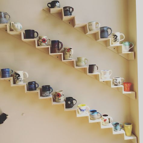 Clever wall display for ceramic mugs and cups. Mugs In Kitchen, Display Mugs, Kitchen Storage Design, Coffee Mug Storage, Storage Design Ideas, Deco Disney, Coffee Mug Display, Mug Storage, تصميم الطاولة