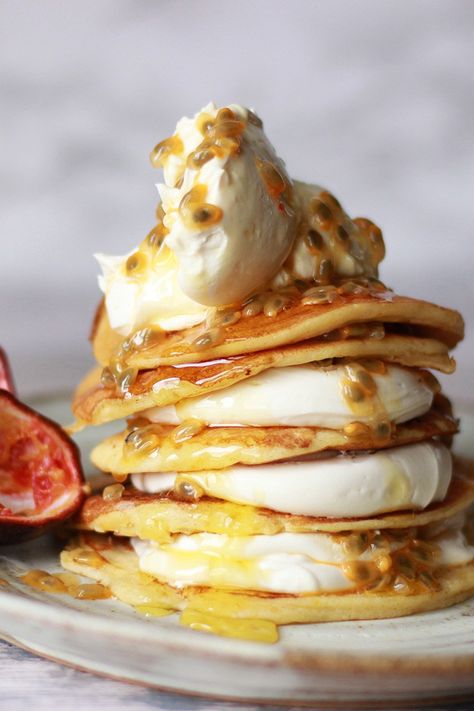 pancakes with mascarpone and passion fruit Mascarpone Pancakes, Nutella Sauce, Fruit Pancakes, Mascarpone Creme, Pancake Calories, American Pancakes, Caramelized Bananas, Fruit Toppings, Holiday Dessert Recipes