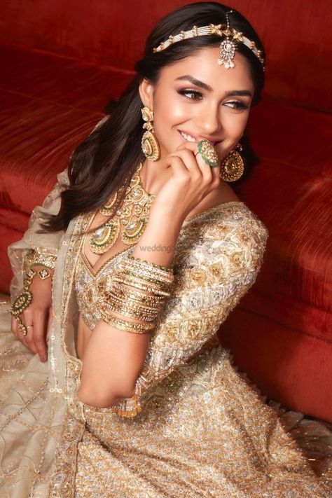 Portraits Ideas, Mrunal Thakur, Indian Bride Outfits, Bride Photography Poses, Bridal Poses, Bride Portrait, Bridal Photoshoot, Bride Photography, Indian Wedding Outfits