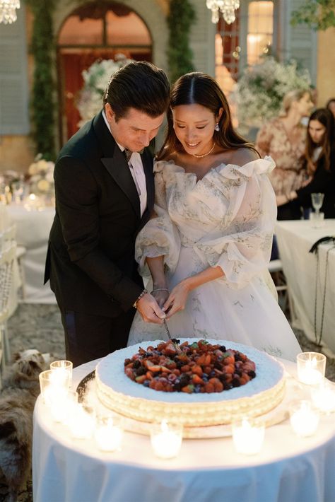 A super chic and classic one tier Milfoile cake with berries! Villa Regina Teodolinda, Lake Como. Pic by: @mayiosotalunophotography #lakecomowedding #weddingcake #milfoilecake #lakecomoweddingsandevents #weddinginspo Regina Teodolinda, Cake With Berries, Como Wedding, Wedding Sand, Lake Como Wedding, Wedding Cakes With Cupcakes, Unique Wedding Cakes, Tiered Wedding Cake, Wedding Cupcakes