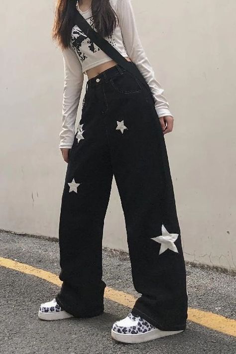 Black Star Outfit, Jeans Repair, Big Jeans, Armor Dress, Simple Style Outfits, Everyday Fashion Outfits, Cute Selfies Poses, Closet Fashion, Type Of Pants