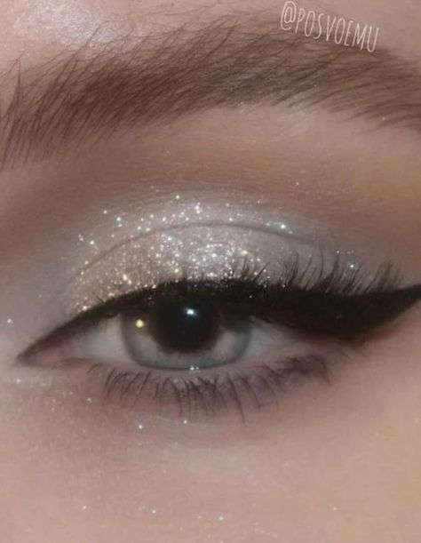 Silver Wedding Makeup Brides, Make Up With Silver Outfit, Silver Sparkle Eyeshadow, Quinceanera Makeup Silver, Silver Makeup For Prom, Silver Makeup Looks Simple, Hoco Makeup Silver, Sliver Makeup Prom, Silver Makeup Simple