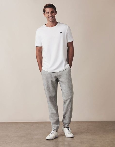 Nothing beats a pair of sweatpants or joggers in terms of comfort. However, both men and women sometimes wonder what to pair it with. So, what to wear with gray sweatpants? In this post, we’ll show you what to wear with gray sweatpants, including what color shirt and hoodie pair well with them. You’ll look effortlessly sporty in no time at all. Gray Sweatpants Outfit Men, What To Wear With Grey Sweatpants, Blue T Shirt Outfit, Gray Sweatpants Man, Gray Sweatpants Outfit, White Tshirt Outfit, Joggers Fashion, Husband Clothes, Sweatpants Outfits