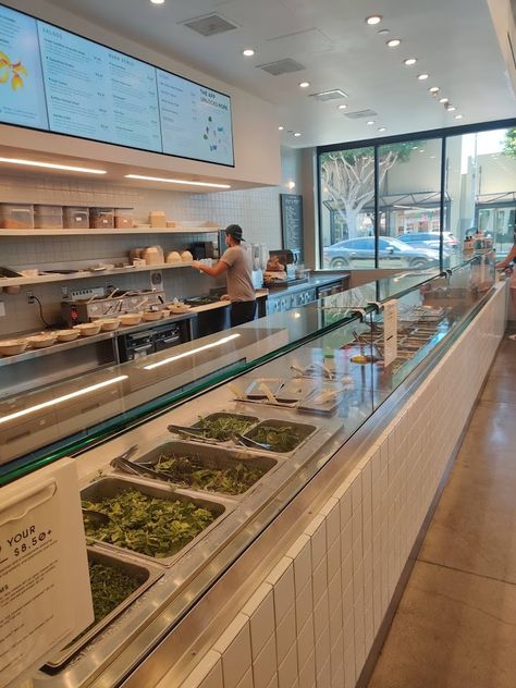 Food Display Restaurant, Restaurant Food Display Counter, Salad Restaurant Interior, Hot Food Display Counter, Counter Service Restaurant Design, Restaurant Storage Ideas, Poke Restaurant Design, Healthy Restaurant Design, Salad Bar Ideas