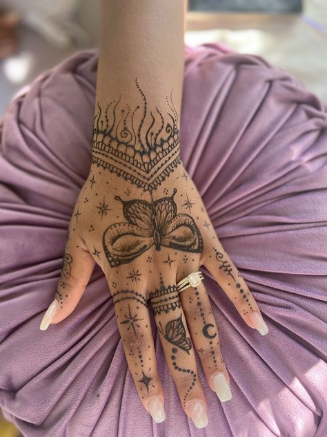 Cool Henna Tattoos Hands, Henna Cool Designs, Pagan Henna Designs, Henna Hand Tattoos, Cool Henna Tattoos, Henna Tattoo Ideas, Cool Henna, Tattoo Designs Henna, Henna Tattoo Design