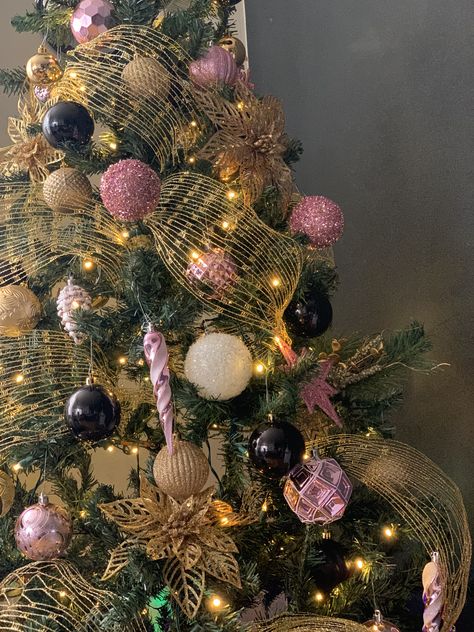 Pink And Black Christmas Tree, Black And Gold Christmas Tree, Gold Christmas Tree Decor, Black And Gold Christmas, Christmas Tree Inspo, Gold Christmas Tree Decorations, Dark Christmas, Black Christmas Trees, Red And Brown