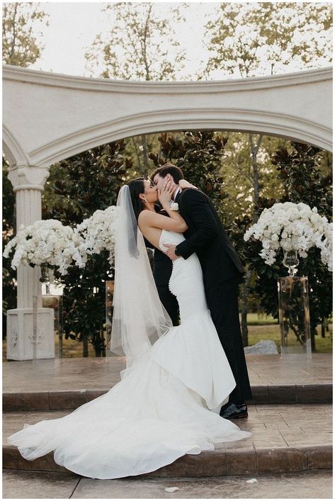 First Kiss At Wedding Pictures, Off Guard Wedding Photos, Wedding Photo First Kiss, Wedding Alter Kiss Pictures, Outside Wedding Ceremony Photography, Ceremony Kiss Pose, Wedding Ceremony Kiss Pose, Ceremony First Kiss, Isle Photos Wedding