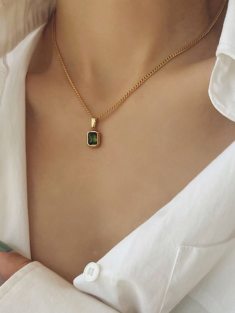 Gold Chain Designs For Women, Gold Neck Chain, Green Pendant Necklace, Neck Pieces Jewelry, Gold Jewellry, Fancy Jewelry Necklace, Pretty Jewelry Necklaces, Modern Gold Jewelry, Green Pendant