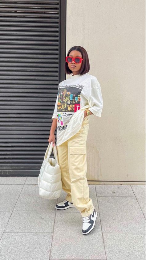 Graphic tees styling Cargo Pants With Heels, Outfit With Cargo Pants, Graphic Tees Outfit Street Style, What To Wear With Cargo Pants, Graphic Tshirt Outfit, Tomboy Fits, Graphic Tee Outfit, Pink Cargo Pants, Retro Pants