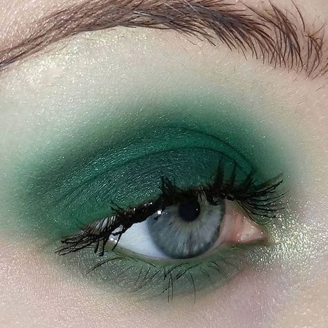 Sparkle Eye Makeup, Sleek Makeup, Nails Matte, Swag Makeup, Matte Green, Green Makeup, Makeup Aesthetic, Aesthetic Green, Trendy Makeup