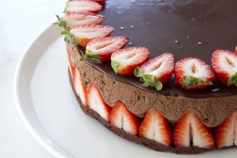 Chocolate and Strawberry Mousse Cake | lil-cookie Strawberry Chocolate Mousse, Strawberry Mousse Cake, Strawberry And Chocolate, Cake Coconut, Vanilla Mousse, Mousse Cakes, Dark Chocolate Mousse, Strawberry Mousse, Strawberry Chocolate