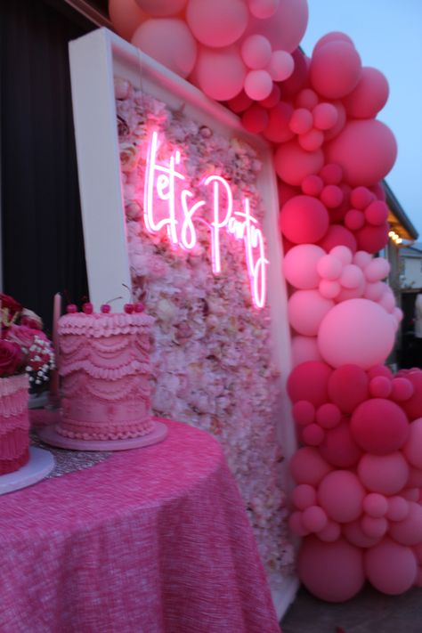 Sweet 16 Dinner Party, Sweet 16 Dinner, Pink Birthday Party Decorations, Pink Graduation Party, Sweet 16 Party Themes, Sweet 16 Party Decorations, Pink Party Theme, Pink Sweet 16, Sweet Sixteen Birthday Party Ideas