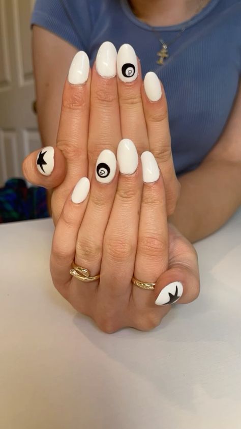 Nail Ideas Stargirl, Nails With Gold Jewellery, Birthday Nails Stars, Really Simple Nail Designs, Nail Inspo To Do At Home, How To Do A Star On Nails, Simple Nail Designs With Gems, Cute Nail Inspo Simple, Cute Nails Stars