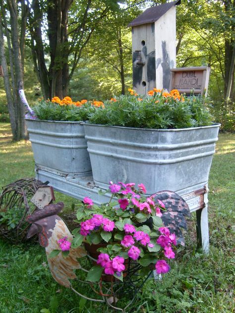 Old washtub planter Flea Market Gardening, Garden Junk, Garden Tub, Garden Containers, Container Flowers, Garden Yard, Garden Cottage, Landscape Projects, Rustic Gardens