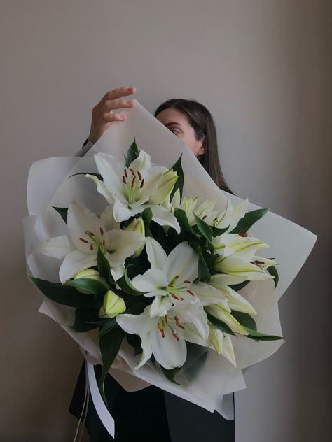 White Lily Bouquet, Luxury Flower Bouquets, Lily Bouquet, Boquette Flowers, Flower Gift Ideas, Flowers Bouquet Gift, Nothing But Flowers, Flower Packaging, Fresh Flowers Arrangements