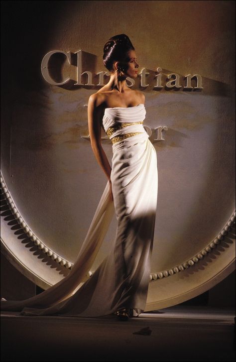 Le défilé Christian Dior printemps-été 1993 Dior Wedding Gown, Dior Wedding Dresses, Christian Dior Runway, Christian Dior Dress, Dior Dresses, Dior Fashion Show, Fantastic Fashion, Dior Dress, Christian Dior Haute Couture