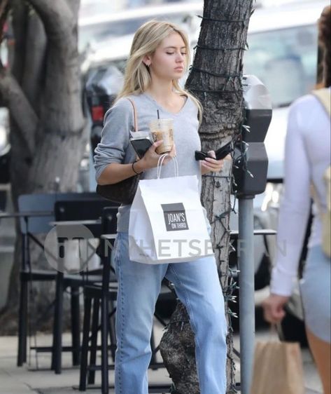 #leniklum #paparazzi #model #nepotism Shopping Paparazzi Photos, Celebrity Paparazzi Aesthetic, Paparazzi Photos Aesthetic, Models Paparazzi, Street Paparazzi, Paparazzi Aesthetic, Actress Life, Celebrity Candids, Leni Klum