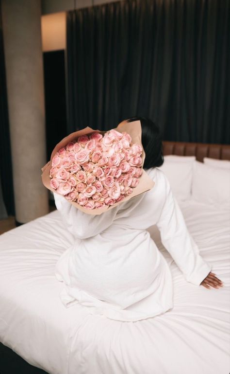 Cut Flower Bouquet, Femininity Aesthetic, Beautiful Photoshoot Ideas, Glam Photoshoot, Fun Photoshoot, Black Femininity, Flowers Rose, Flower Therapy, Photoshoot Concept