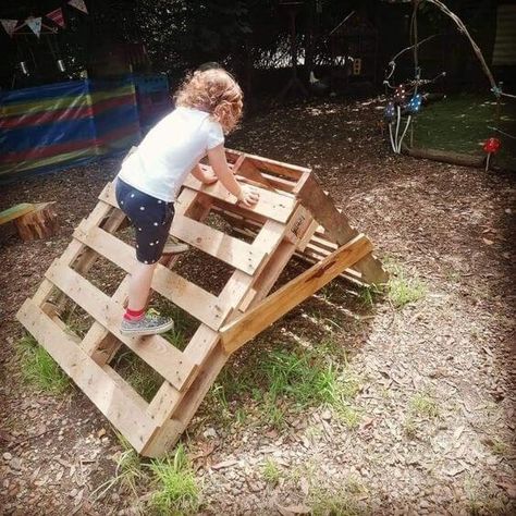 25 Backyard Playing Ideas for Kids Natural Playground Backyard Diy, Diy Outdoor Playscape, Playpark Ideas, Obstacle Course Ideas For Kids Outdoor, Kindergarten Yard, Diy Outdoor Play, Toddler Play Yard, Playground Backyard Diy, Play Backyard