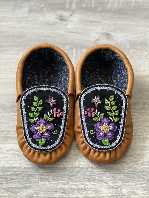 Beaded Moccasins Native American, Beaded Moccasins Pattern, Beaded Baby Moccasins, Metis Beading, Raised Beadwork, Moccasin Patterns, Moccasin Pattern, Native Beading, Beaded Moccasins