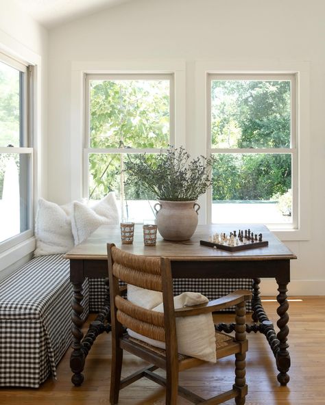 Serena & Lily | Make your dining space as comfortable as it is stylish. Design: @emilyzieschanginteriors, 📷 @philipwinhamphoto #serenaandlily | Instagram One Room Living Room And Dining Room, Tiny Living Dining Room Combo, Rooftop Sunroom, Desk In Dining Room Ideas, Small Space Dining Room Ideas, Small Dining Nook, Small Dining Space, Kitchen Dining Room Combo, Minimalist Cottage