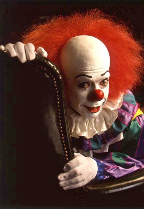 Tim Curry as Pennywise (1990) Pennywise Teeth, Pennywise Outfit, Tim Curry Pennywise, Pennywise 1990, It Film, It 1990, Terrifying Stories, Pennywise The Clown, Pennywise The Dancing Clown