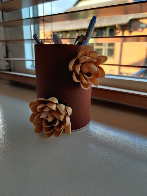 Pencil/ pen stand using Pringles and pista shells craft. Simple and easy. Pencil Stand Craft, Pen Stand Diy, Pista Shell Crafts, Shells Craft, Diy Pencil Holder, Pringles Can, Pen Stand, Pencil Pen, Beautiful Pen