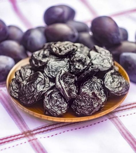 6 Serious Side Effects Of Prunes You Must Know Prunes Benefits, Prune Juice, بذور الشيا, Dried Prunes, Foods Healthy, Dried Plums, Low Carb Diet Plan, Relieve Constipation, Iron Rich Foods