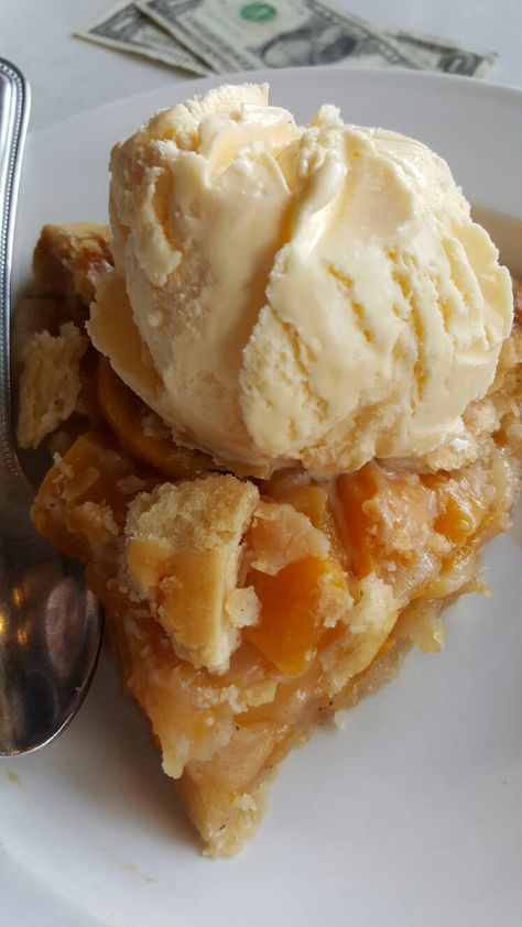 Peach pie with vanilla ice cream Peach Pie Aesthetic, Apple Pie Ice Cream, Play Computer, Peach Pie, Food Therapy, Picnic Food, Food Drinks Dessert, Vanilla Ice, Vanilla Ice Cream