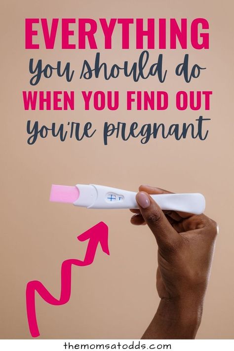 Everything your should do when you find out you're pregnant. Photo of hand holding a positive pregnancy test. Im Pregnant Announcement, Im Pregnant Now What, First Trimester Checklist, Pregnant Now What, Trimester Checklist, Third Trimester Checklist, Pregnancy Apps, Pregnancy Books, Baby On A Budget