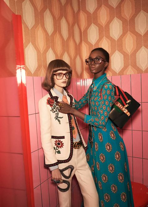 The Spring Summer 2016 set against the raw backdrop of Berlin.The Spring Summer 2016 Campaign Gucci Fashion Show, Gucci Campaign, 70s Mode, Haute Couture Style, Carmen Dell'orefice, Mode Editorials, Gucci Spring, Mode Hippie, Gucci Fashion