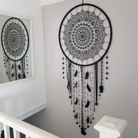 Crochet Wall Art Design Ideas 2023 | 100 Creative Designs to Enhance Your Home Decor Dream Catcher Black, Giant Dream Catcher, Dreamcatcher Crochet, Dreamcatcher Diy, Atrapasueños Diy, Doily Art, Dream Catcher Patterns, Dream Catcher Decor, Crochet Wall Art