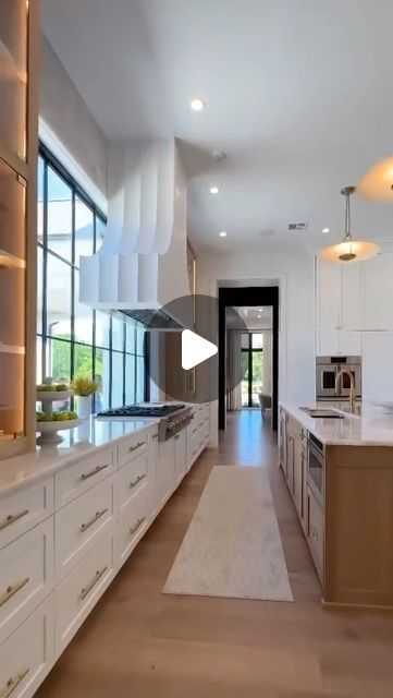 Lisa Goe Roberts on Instagram: "Weekend home tour that will have you feelin’ good! This home is incredible! What’s your favorite part! . Build @manchachomes Interior Design @jefftaaffedesigns Plan Design @hollingsworth.design Video @paradeofhomesig Location: Baton Rouge, LA . #theluxedesigner #hometour #housetour #livingroom #diningroom #wetbar #kitchen #office #bedroom #laundry" Kitchen Tour Video, Hollingsworth Design, Florida Kitchen, Weekend Home, Bedroom Laundry, Design Video, Wet Bar, Office Bedroom, Kitchen Office