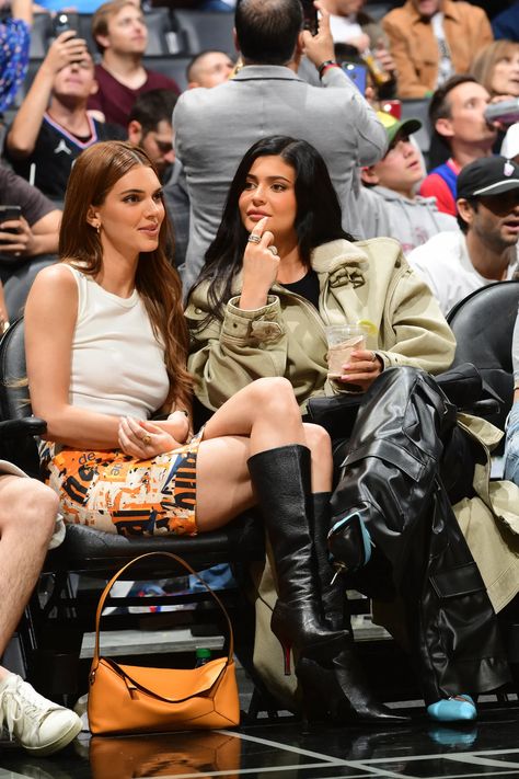 Kendall Ve Kylie, Basketball Game Outfit, Dior Skirt, Black Heeled Boots, Nba Outfit, Kylie J, Jenner Family, La Clippers, Jenner Sisters