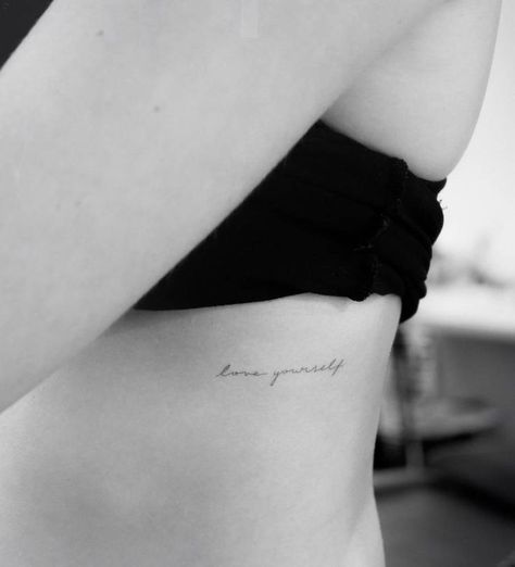 Ribcage Tattoo Quote, Love Yourself Tatuaje, Side Rib Tattoos Women, Tattoo Ribcage, Brave Tattoo, Rib Tattoo Quotes, Tattoo Rib, Small Rib Tattoos, Side Tattoos Women