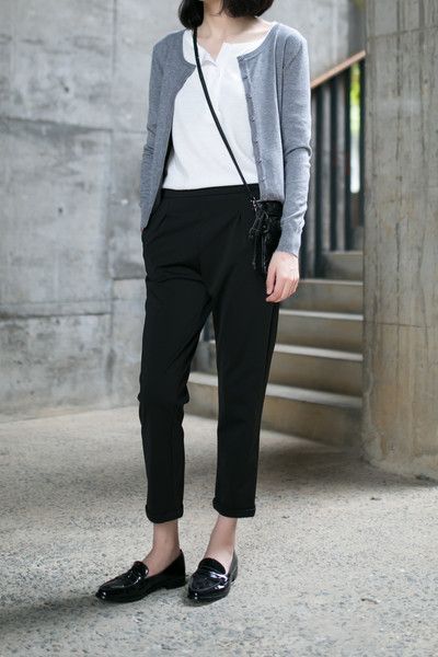 Shop this look on Lookastic:  https://lookastic.com/women/looks/cardigan-henley-shirt-tapered-pants-loafers-crossbody-bag/12360  — White Henley Shirt  — Grey Cardigan  — Black Leather Crossbody Bag  — Black Tapered Pants  — Black Leather Loafers Minimalisticky Chic, How To Wear Loafers, Paris Mode, Stil Inspiration, Simple Fashion, Casual Work Outfits, Fashion Black, Inspired Outfits, 가을 패션