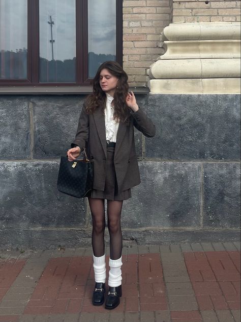 the secret history outfit aesthetic fall The Secret History Outfit Aesthetic, Dark Academia Grey Outfit, The Secret History Inspired Outfits, Literature Aesthetic Outfit, Detective Inspired Outfits, The Secret History Aesthetic Outfits, History Student Aesthetic Outfit, Secratery Outfit, Gossip Girls Outfit