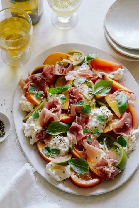 Burrata Prosciutto Tomato, Fancy Summer Dinner, Summer Plates, Prosciutto Burrata, Peach Prosciutto, Peach Burrata, Sommer Mad, Summer Dinner Recipes, Lots Of Food