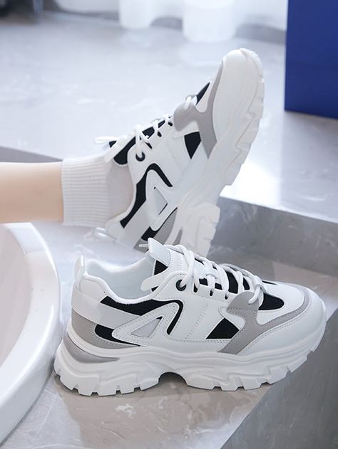 Chunky Sneakers Aesthetic, White Chunky Sneakers Outfit, Girly Shoes Sneakers, Casual Tennis Shoes, Fashion Tennis Shoes, Korean Shoes, Ropa Aesthetic, Trendy Shoes Sneakers, Summer Mens