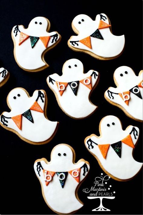 Decorated Ghost Cookies With Fondant Halloween Cookies Royal Icing, Halloween Glamour, Cookies With Fondant, Biscuits Halloween, Halloween Sugar Cookies Decorated, Dessert Halloween, Postres Halloween, Cookies Cupcake, Halloween Cookie Recipes