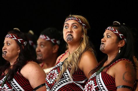 Several female members of Te Kapa Haka o Ngati Ranginui from Tauranga show off facial expr... Maori Artwork, New Zealand People, Moko Kauae, Tattoo Pierna Hombre, Kapa Haka, Maori Face Tattoo, Maori Tribe, Tattoo Pierna, Polynesian Dance