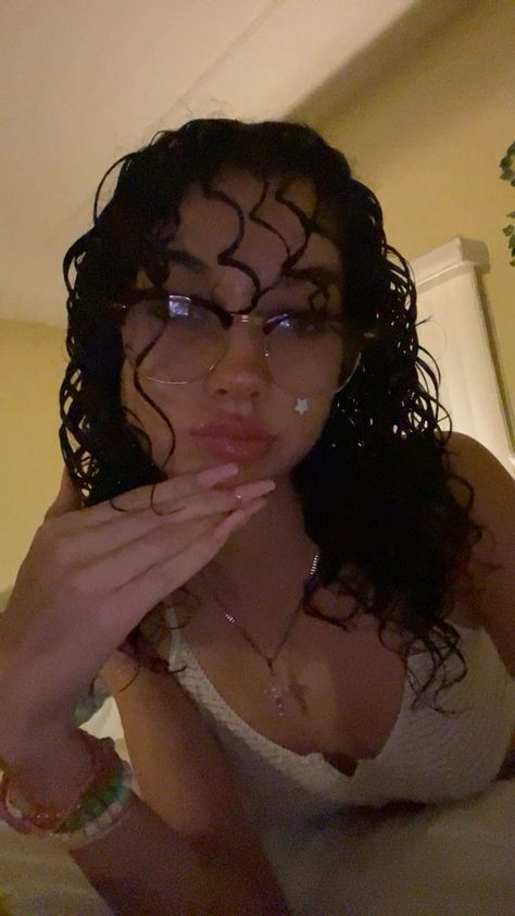 Glasses And Curly Hair, Latina Glasses, Latina With Glasses, Latina Curly Hair, Curly Hair Latina, Middle Part Curly Hair, Bra Image