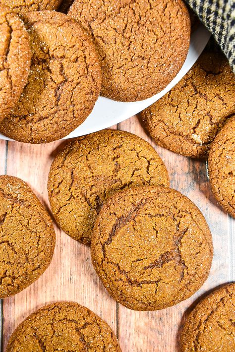 An easy-to-make ginger snap recipe. These homemade ginger biscuits (a.k.a. ginger snap cookies, ginger nuts, or gingersnaps!) are the best ginger snaps for pie crusts, cookie platters, or dunking in a cup of hot tea or coffee. Sourdough Ginger Snaps, Candied Ginger Cookies, Ginger Snap Pie Crust, Ginger Snap Recipe, Ginger Snap Cookies Recipe, Ginger Snaps Recipe, Cookie Platters, Soft Ginger Cookies, Pie Crust From Scratch