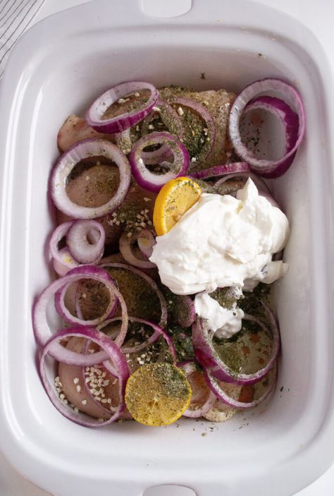 Slow Cooker Chicken Gyros - Make the Best of Everything Crockpot Chicken Recipes Macros, Chicken Breast Slow Cooker Recipes, Slow Cooker Chicken Breast Recipes, Cottage Cheese Chocolate, Slow Cooker Pulled Chicken, Gluten Free High Protein, Meat Sandwiches, Slow Cooked Chicken, Chicken Gyros