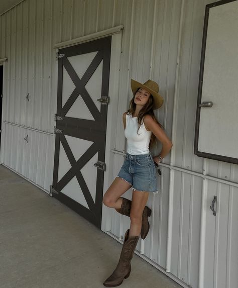 Outfits With White Top, Shorts And Cowboy Boots Outfit, White Top Outfit, Biker Boots Outfit, Traje Cowgirl, Summer Boots Outfit, Estilo Cowgirl, Cowboy Outfit, Outfit Botas