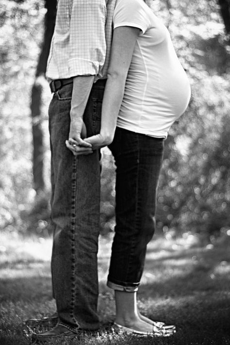 Same Height Couple, Wife Photoshoot, Cute Pregnancy Photos, Maternity Inspiration, Pregnant Couple, Photographs Ideas, Maternity Poses, Maternity Portraits, Maternity Photoshoot